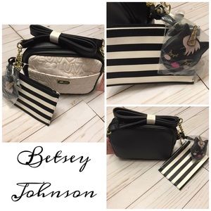 🌺 Betsey Johnson White/Crossbody/Unicorn Accent